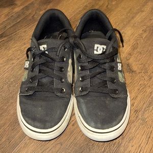 DG KIDS YOUTH ANVIL USED SHOES SIZE 4